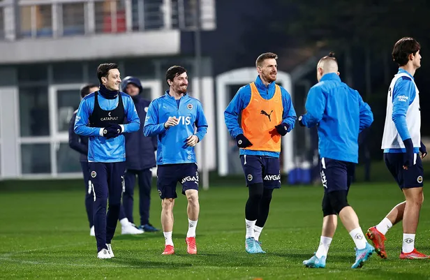 fenerbahce-slavia-prag-maci-sifreli-mi-sifresiz-mi-fb-avrupa-konferans-ligi-fb-slavia-prag-maci-hangi-kanalda-1645012383404.jpg Fenerbahçe Slavia Prag maçı şifreli mi, şifresiz mi? FB Avrupa Konferans Ligi FB Slavia Prag maçı hangi kanalda, saat kaçta? - 2