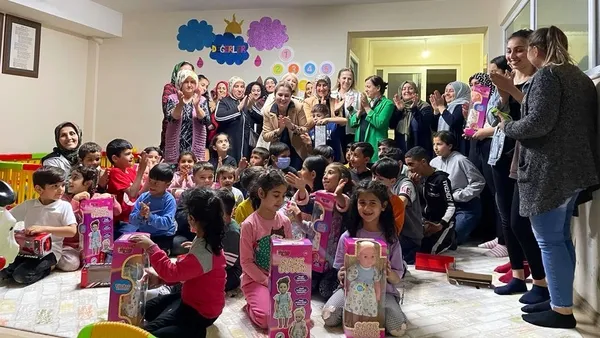 Başkan Erdoğan İzmir Aliağa’daki yetim çocukları sevindirdi! Oyuncalar yüzlerini güldürdü