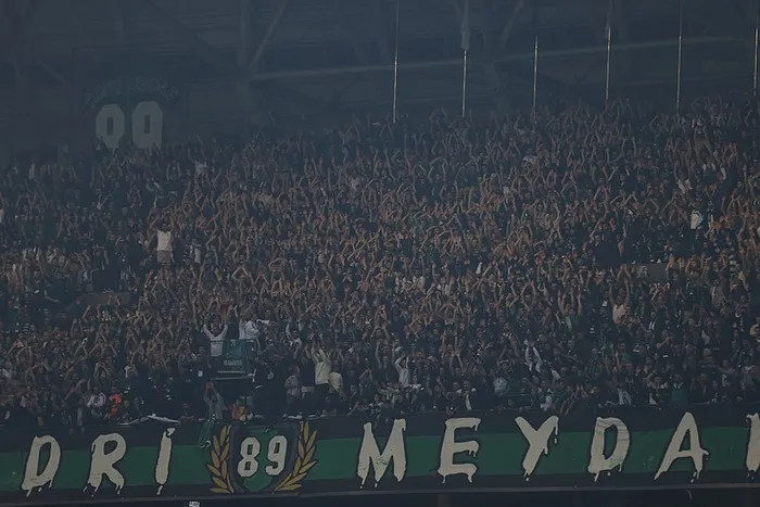 galatasaray-milli-araya-kayipla-girdi-sari-kirmizililar-sezonun-ilk-yenilgisini-aldi-1762712511679.jpeg Kocaelispor taraftarları, takımlarını Galatasaray maçında yalnız bırakmayarak stadyumdaki yerini aldı (AA)