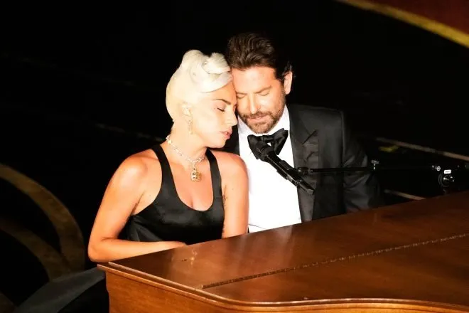 Bradley Cooper’la aşk yaşadığı iddia edilen Lady Gaga yeni sevgilisiyle görüntülendi