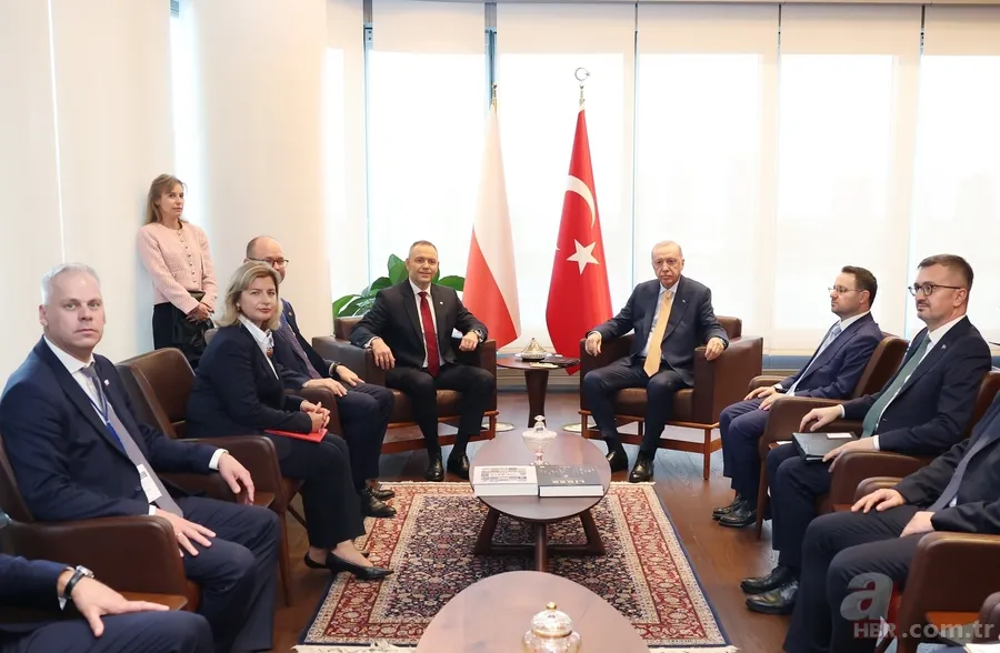 Başkan Erdoğan’ın silah jestine Polonya’dan tarihi hediye! Nawrocki’den dostluğun nişanesi kılıç 3