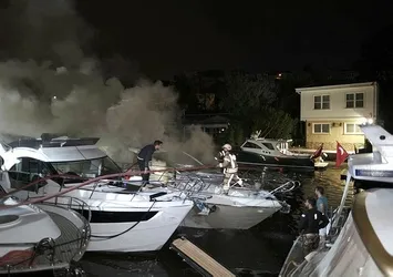 Son dakika: Beykoz Göksu Deresi'nde demirli yatta yangın çıktı