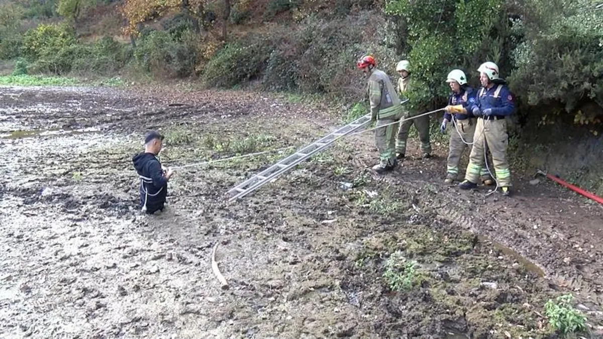 Balık tutmak isterken bataklığa saplandı