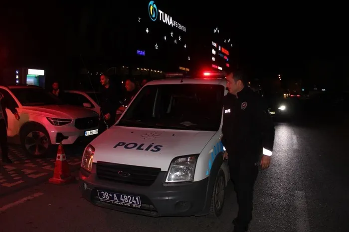 kayseride-vatandastan-polis-ekiplerine-surpriz-jest-kavga-var-diyerek-polis-cagirdilar-1712781001030.jpeg Kayseri’de vatandaştan polis ekiplerine sürpriz jest! 'Kavga var' diyerek çağırdılar: İşin aslı başka çıktı - 2
