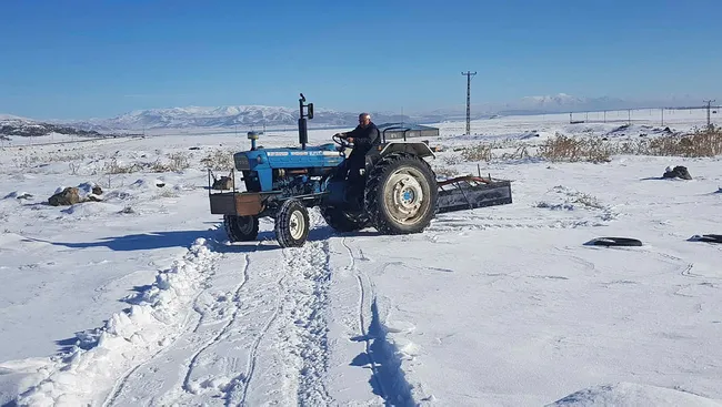 Bitlis’te kar nedeniyle atölyesine gidemeyen demir ustası küreme aracı yaptı - 4