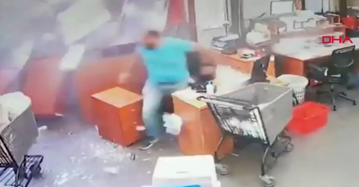 Beyrut'taki patlamada şok dalgasının gücü böyle görüntülendi