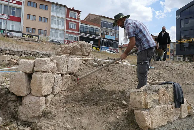 yozgattaki-basilica-therma-roma-hamaminda-kazi-ve-temizleme-calismasi-yeniden-baslatildi-1624110326749.jpg Yozgat’taki Basilica Therma Roma Hamamında kazı ve temizleme çalışması yeniden başlatıldı - 3