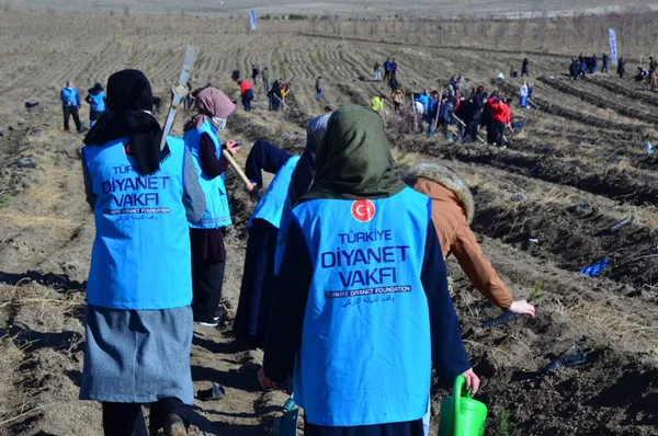 Türkiye Diyanet Vakfı binlerce fidanı toprakla buluşturdu