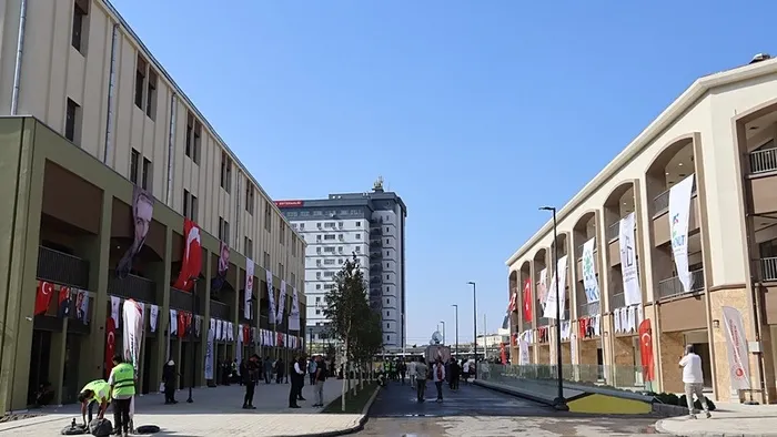 asrin-felaketinden-asrin-seferberligine-baskan-erdogan-300-bininci-konutun-anahtarini-teslim-edecek-1757139683573.jpeg Yıl sonuna kadar toplam 452 bin bağımsız bölümün teslim edilmesiyle birlikte çalışmaların tamamlanması bekleniyor. (A Haber arşiv)