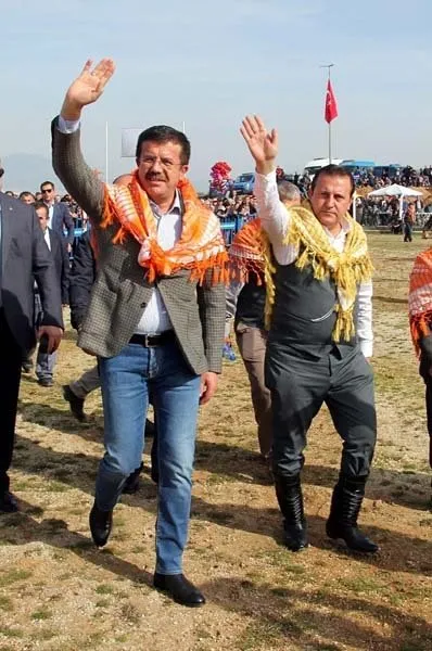İzmir’de gerçekleşen Deve Güreşi Festivali’ne binlerce kişi akın etti