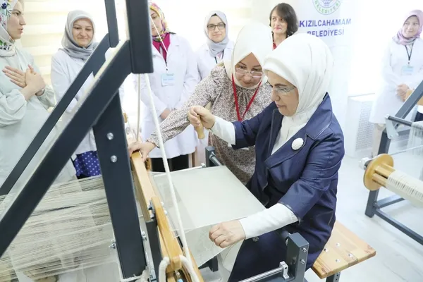 Emine Erdoğan Kızılcahamam'da Halk Eğitim Merkezini ziyaret etti - 4