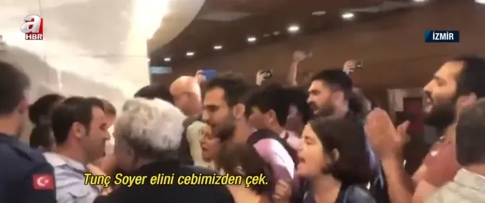 izmirli-gencler-ulasim-zammini-protesto-etti-tunc-soyer-elini-cebimizden-cek-1655228306307.jpg İzmirli gençler ulaşım zammını protesto etti! "Tunç Soyer elini cebimizden çek" - 3