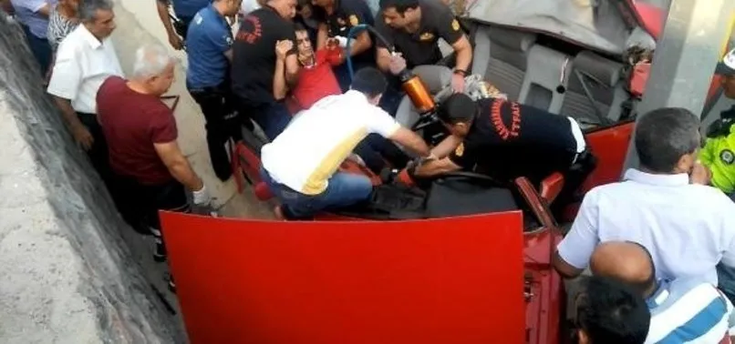 Kahramanmaraş'ta elektrik direğine saplanan otomobilden sağ çıktı