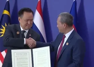 Tayland F-16’ları Kamboçya’yı vurdu!