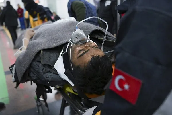 hatayda-ust-uste-2-mucize-depremden-tam-261-saat-sonra-sag-ciktilar-hastaneye-elinde-tesbih-ile-gitti-1676587532983.jpg