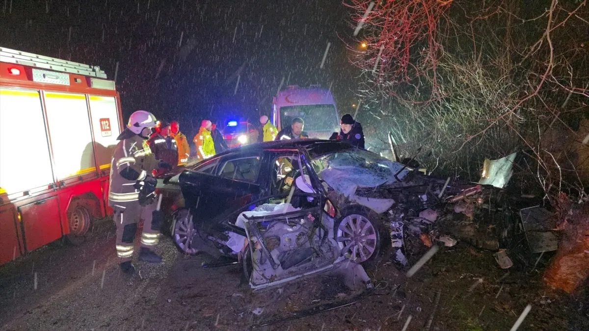 Bursa'da feci kaza! Ağaca çarpan otomobilde feci son: 2 ölü, 2 yaralı