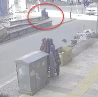Kaldırımda otururken neye uğradığını şaşırdı!