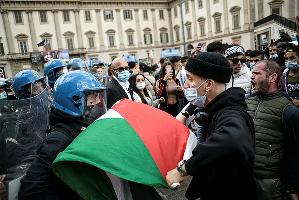 italyada-israile-protesto-sokaklara-dokulduler-1620938516168.jpg İtalya'da İsrail'e protesto! Sokaklara döküldüler - 2