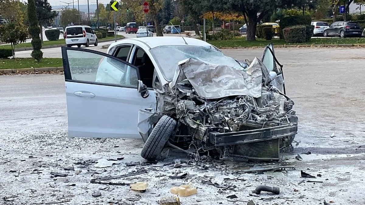Eskişehir'de kamyonla çarpışan otomobilin sürücüsü hayatını kaybetti