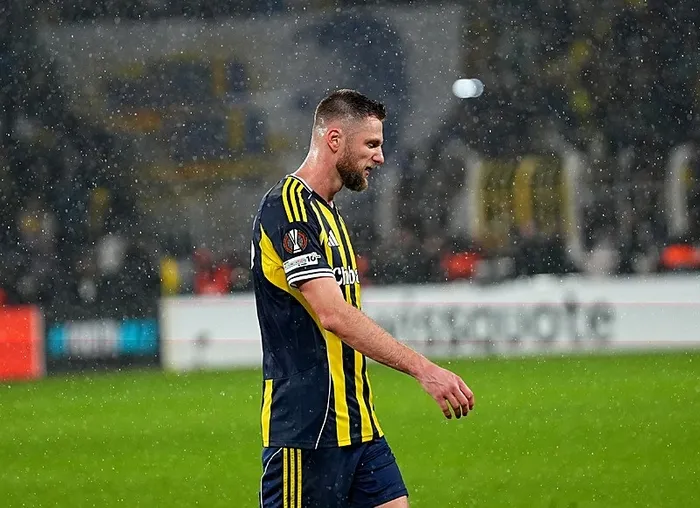 fenerbahcede-skriniar-sakatligi-sonrasi-rotasyon-karari-tedescodan-yeni-plan-1771622700196.jpeg Fenerbahçe’de Skriniar sakatlığı sonrası rotasyon kararı: Tedesco’dan yeni plan - 5