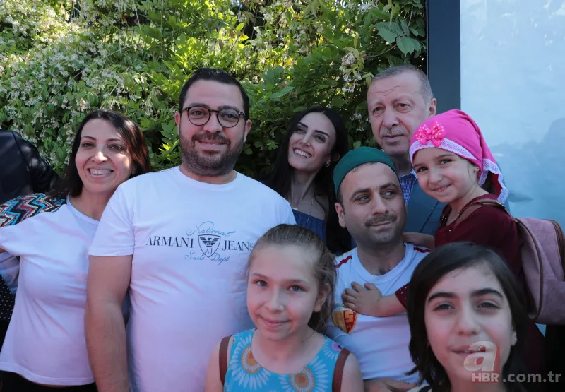 Başkan Erdoğan, 15 Temmuz Şehitler Makamı’nda vatandaşlarla sohbet ederek fotoğraf çektirdi 11