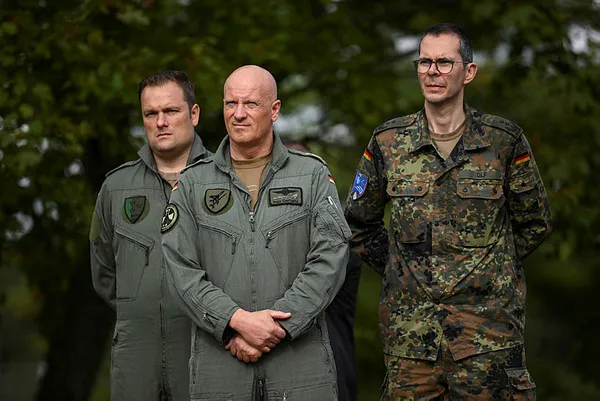 alman-hava-kuvvetleri-komutani-ingo-gerhartz-katil-israil-askerleri-icin-kan-verdi-1699350789188.jpg Alman Hava Kuvvetleri Komutanı Ingo Gerhartz katil İsrail askerleri için kan verdi - 5