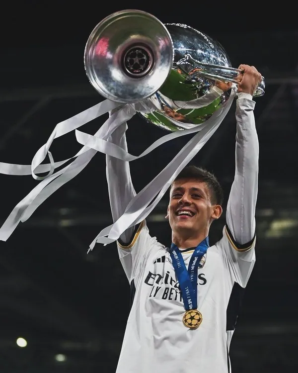 real-madrid-sampiyonlar-ligini-kazandi-arda-guler-tarihe-gecti-sampiyonlar-ligi-kupasini-kaldiran-ilk-turk-fut-1717279519887.jpeg Real Madrid Şampiyonlar Ligi'ni kazandı! Arda Güler tarihe geçti | Şampiyonlar Ligi kupasını kaldıran ilk Türk futbolcu...