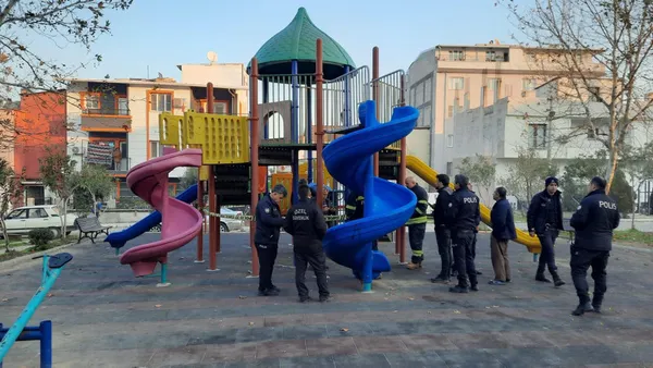 1672384763295.jpg Manisa'da çocuk parkında korkunç olay! İşe giderken korkunç manzarayla karşılaştılar - 3