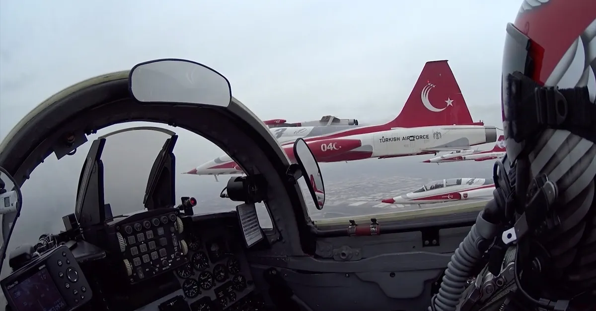 Türk Yıldızları'ndan gökyüzünden "sosyal mesafeyi koruyalım" çağrısı |Video