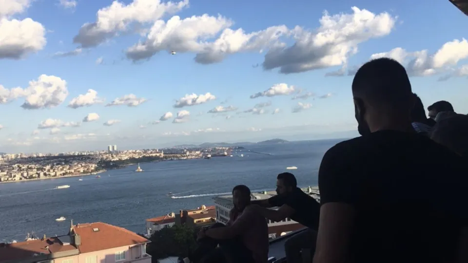Taksim'de nefes kesen anlar! İntihar için terasa çıkan genci polis işte böyle kurtardı