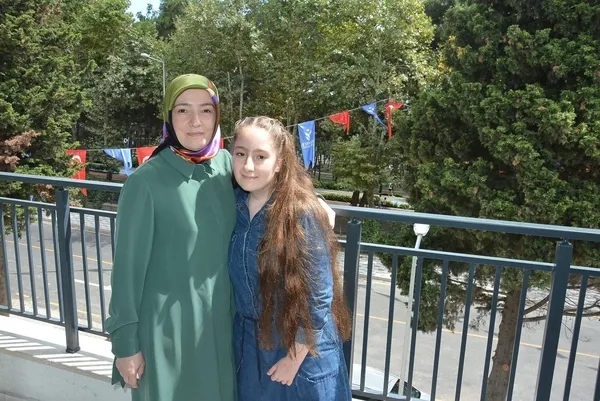 Başkan Erdoğan'a şiir yazan Ecemsu'nun ailesinden flaş açıklama! İşte yıllar önce çekilen fotoğrafın anısı - 1
