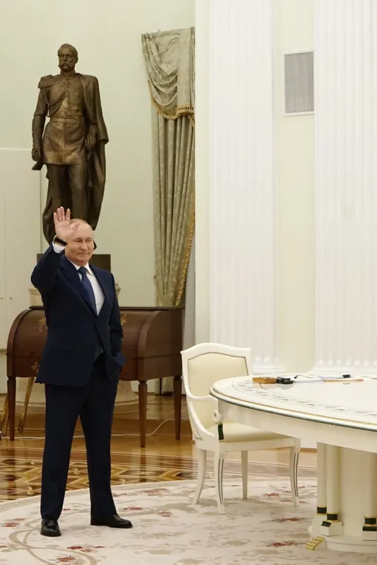 Kritik zirvenin ardından Macron'dan flaş Rusya açıklaması: Gerilim daha fazla tırmandırılmayacak! Görüntüler alay konusu oldu - 3
