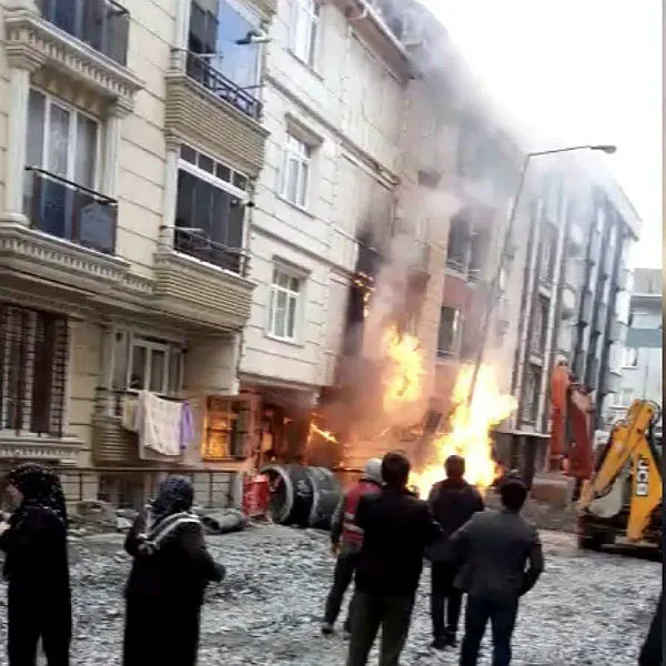 Esenyurt’ta korkutan olay! Alevler metrelerce yükseldi... - 2