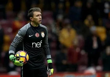 Muslera, Simovic'in rekorunu egale etmeye hazır