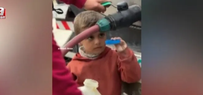 Gazze’de Filistinli çocuk, su damlalarıyla şişesini doldurdu!