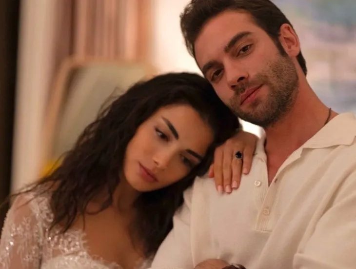 Safir’in yıldızlarından aşk tarifi! Özge Yağız ve Burak Berkay Akgül’ün pozlarına yorum yağdı! Dünyanın en yakışan çifti