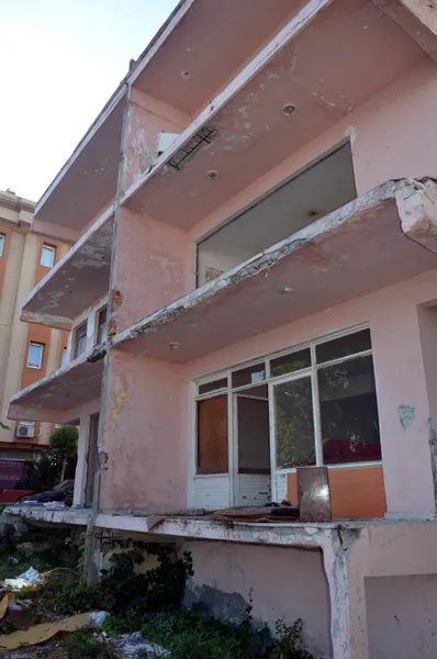Avcılar'da korku saçan bina yıkılacak - 1