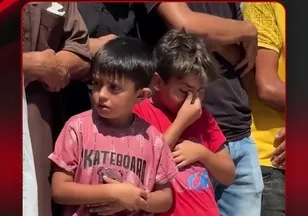 ÇARESİZ BAKIŞLARI...