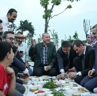 Başkan Erdoğan, sahilde vatandaşlarla iftar yaptı
