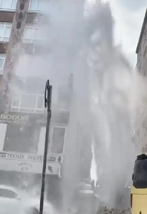 istanbulda-ana-isale-hatti-patladi-tonlarca-su-metrelerce-yukseldi-1660201986086.jpg
