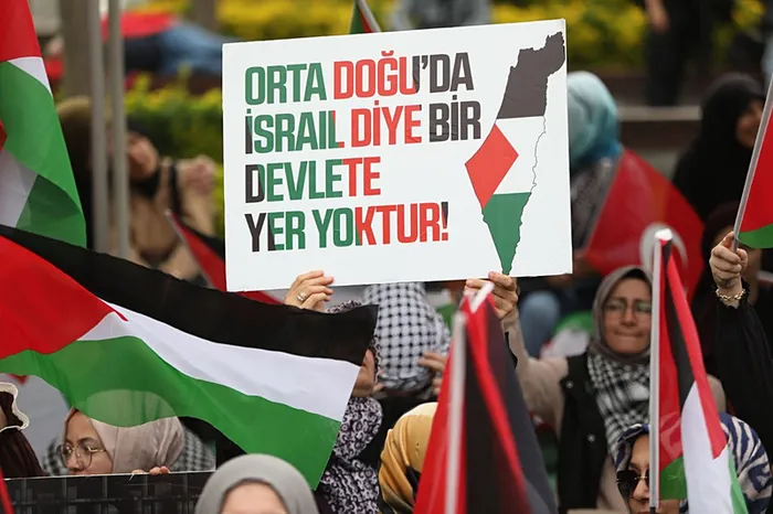 sultanahmet-meydaninda-filistin-oturma-eyleminde-ikinci-gun-1714059785644.jpg Sultanahmet Meydanı'nda Filistin için oturma eyleminde ikinci gün! - 2