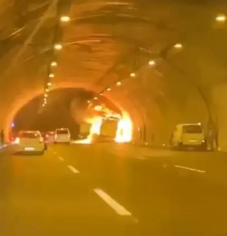 kocaeli-kuzey-marmara-otoyolunda-yangin-panigi-tunelde-tir-yandi-suruculer-mahsur-kaldi-1657178142949.jpg Kocaeli Kuzey Marmara Otoyolu’nda yangın paniği! Tünelde TIR yandı, sürücüler mahsur kaldı - 4