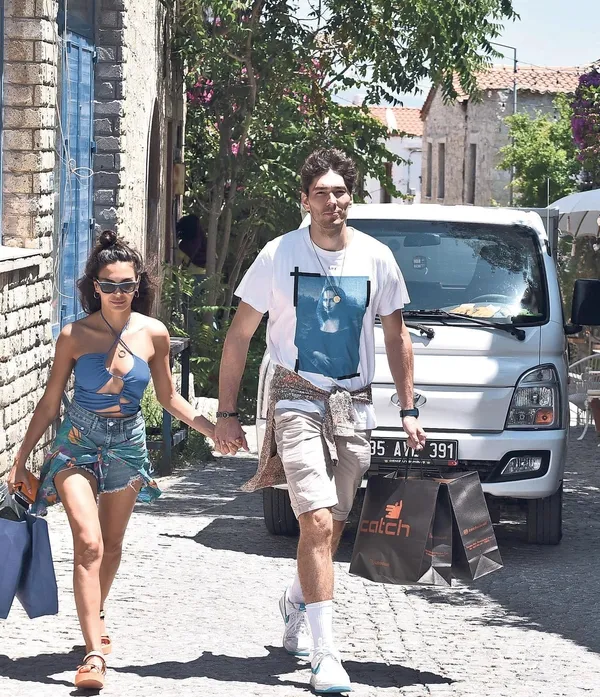 ebru-sahin-ve-cedi-osman-icin-markalar-siraya-girdi-milyon-dolarlik-teklif-1657172065709.jpeg Ebru Şahin ve Cedi Osman için markalar sıraya girdi! Milyon dolarlık teklif - 2