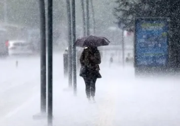 Meteoroloji uyarmıştı! Yollar ve caddeler göle döndü