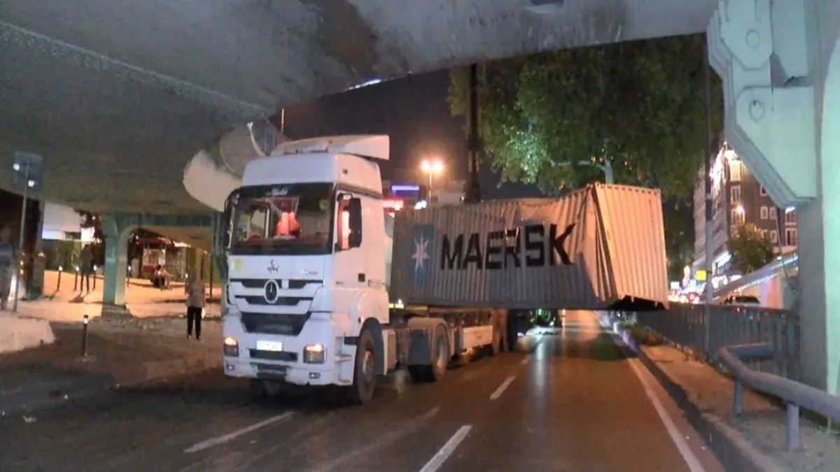 Fatih'te yine alt geçit krizi! TIR köprüye çarptı: Yol trafiğe kapatıldı