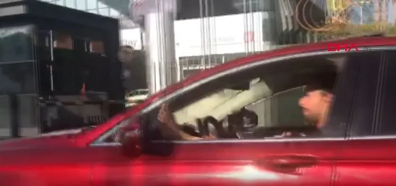 Tek ayağı ile otomobil kullanan maganda yakalandı