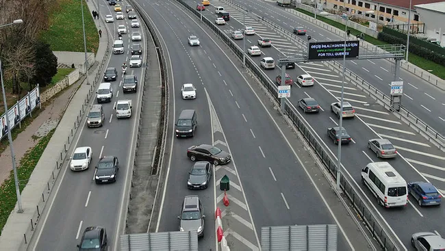 İstanbul’da trafikten kaçmak isteyen sürücüler kazaya davetiye çıkarıyorlar - 1