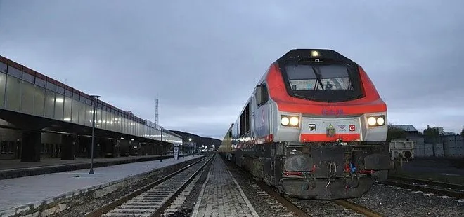 Bakü-Tiflis-Kars hattında yük taşımacılığı yeniden başladı! İlk tren Türkiye’de