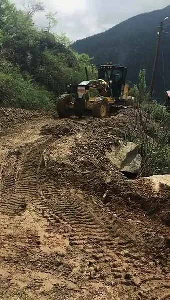 artvinde-heyelan-yollari-kapatti-11-koye-ulasim-yollari-kapandi-1628946224462.jpg Artvin’de heyelan yolları kapattı! 11 köye ulaşım yolları kapandı - 5