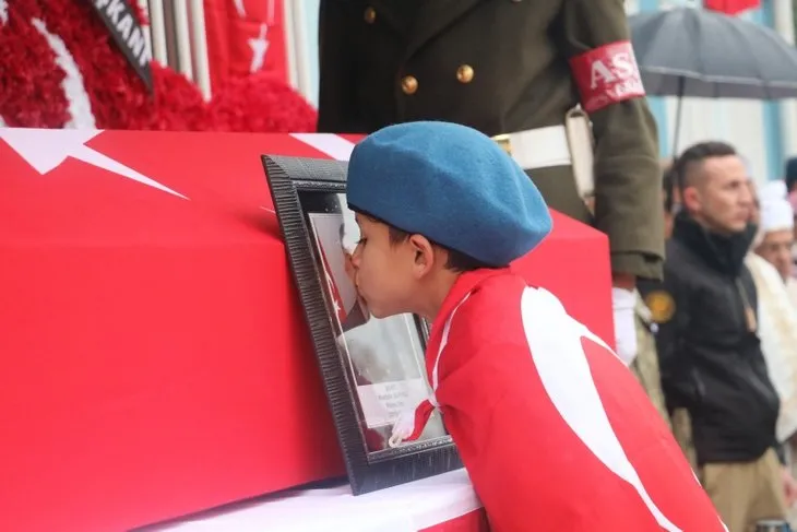Şanlıurfalı şehide veda! 8 yaşındaki Memati abisini Türk bayrağıyla uğurladı